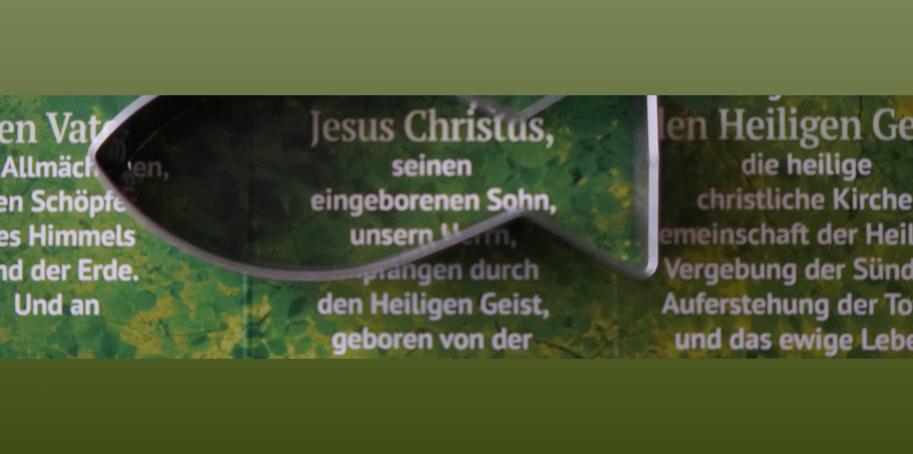 Text mit aufgelegter Ausstechform Ichtys-Fisch