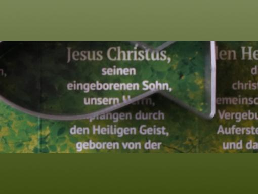Text mit aufgelegter Ausstechform Ichtys-Fisch