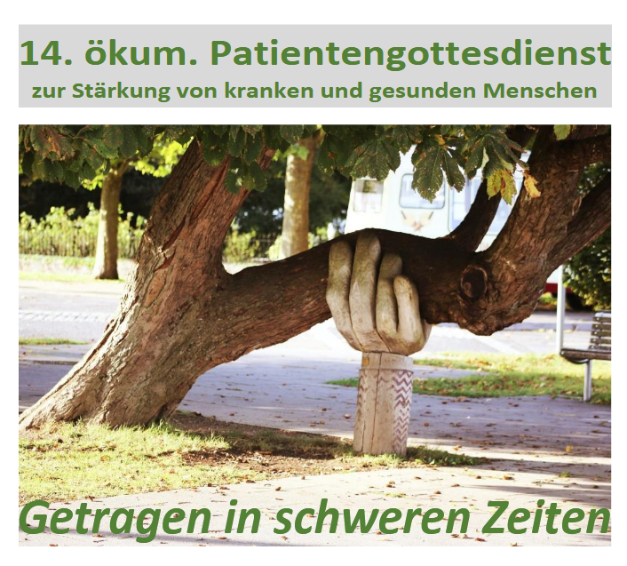 Patientengottesdienst Ein alter Baum in Schräglage wird durch eine geschnitzte Hand gehalten.
