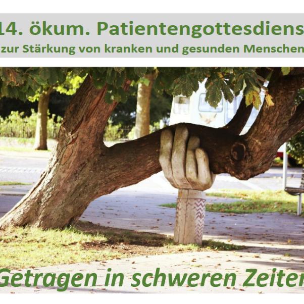 Ein alter Baum in Schräglage wird durch eine geschnitzte Hand gehalten.