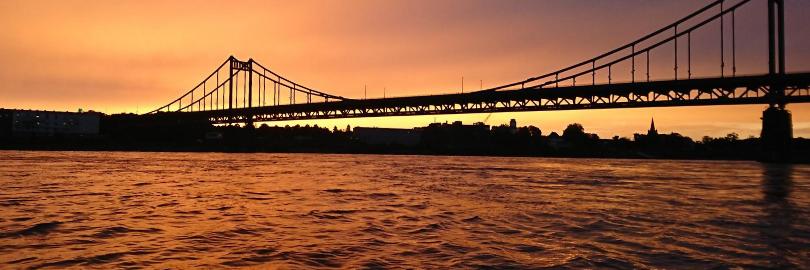 Blick über den Rhein mit der Rheinbrücke bei Uerdingen im untergehenden Abendrot