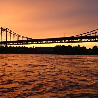 Blick über den Rhein mit der Rheinbrücke bei Uerdingen im untergehenden Abendrot