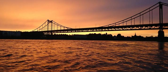Blick über den Rhein mit der Rheinbrücke bei Uerdingen im untergehenden Abendrot