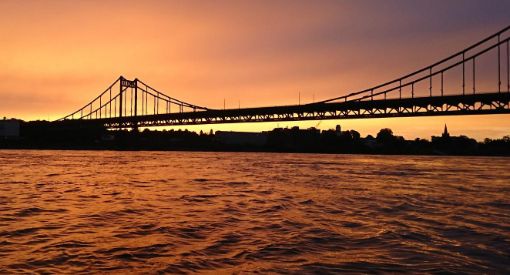 Blick über den Rhein mit der Rheinbrücke bei Uerdingen im untergehenden Abendrot