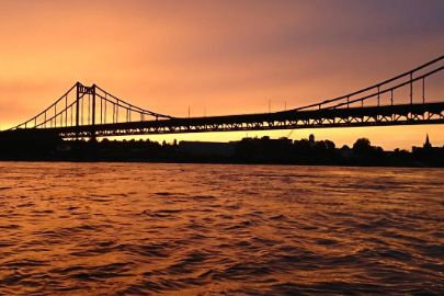 Blick über den Rhein mit der Rheinbrücke bei Uerdingen im untergehenden Abendrot
