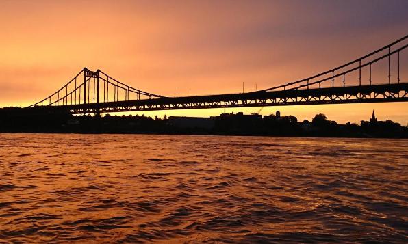 Blick über den Rhein mit der Rheinbrücke bei Uerdingen im untergehenden Abendrot