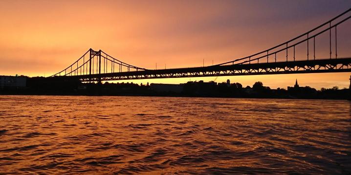 Blick über den Rhein mit der Rheinbrücke bei Uerdingen im untergehenden Abendrot