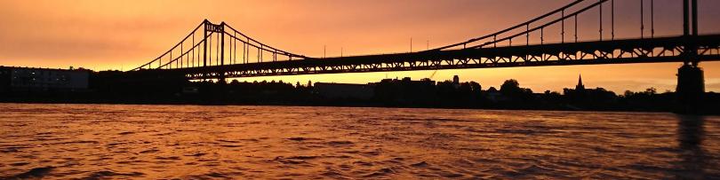 Blick über den Rhein mit der Rheinbrücke bei Uerdingen im untergehenden Abendrot