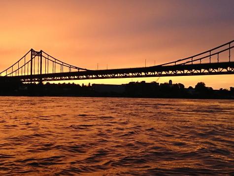 Blick über den Rhein mit der Rheinbrücke bei Uerdingen im untergehenden Abendrot