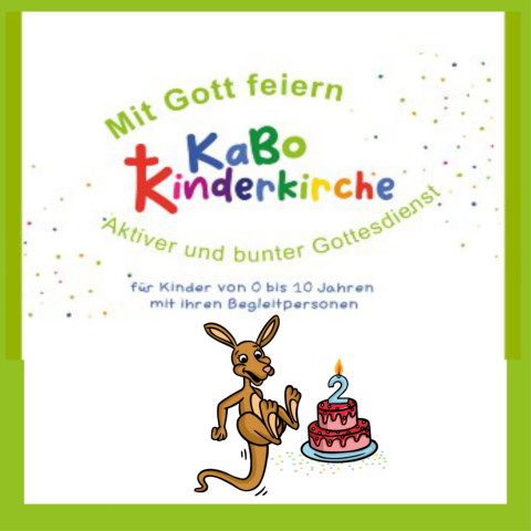 Quadrat mit grünem Rahmen: Schrift 'Mit Gott feiern', unten Kängu und eine Torte mit einer Kerze