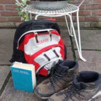 Bibel mit Rucksack