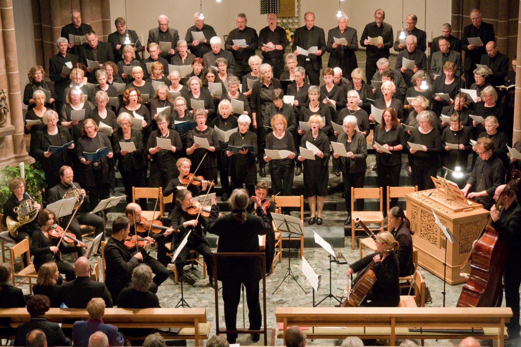Chor und Orchster bei einer Aufführung, Dirigent: Christoph Scholz