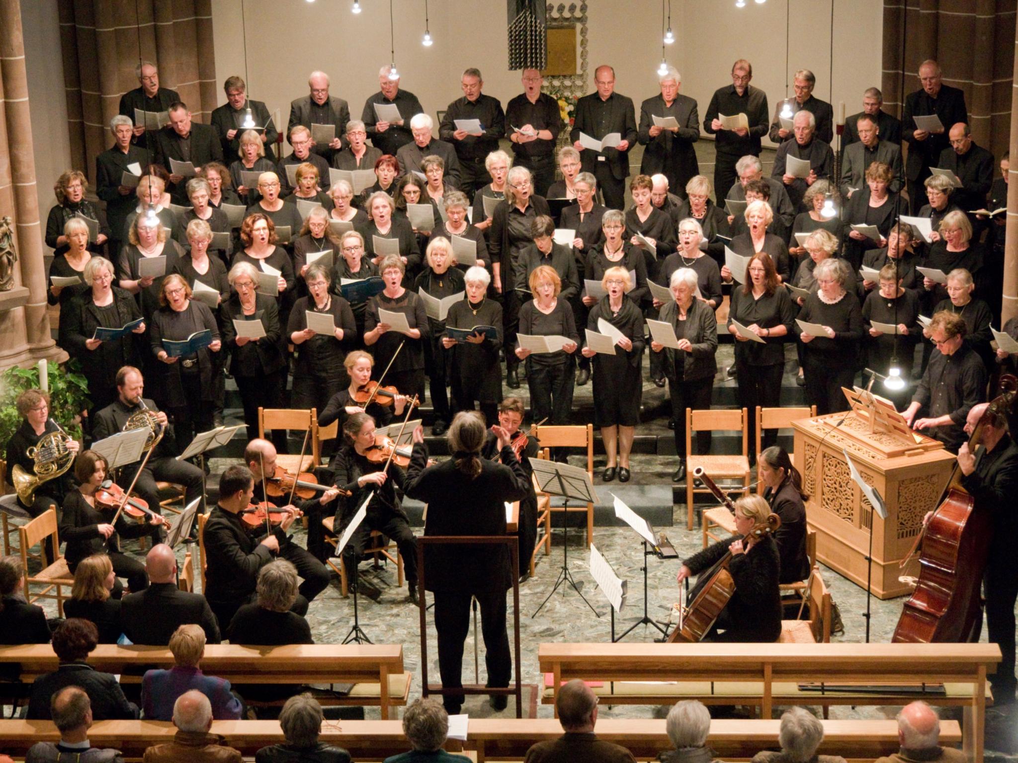 Chor und Orchster bei einer Aufführung, Dirigent: Christoph Scholz
