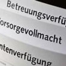 Drei Blätter mit Überschriften am Rand: Betreuungsverfügung, Vorsorgevollmacht und Patientenverfügung