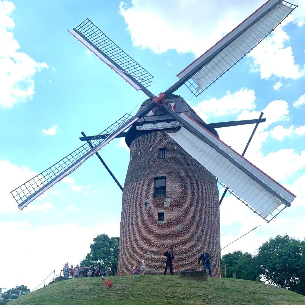Die Geismühle Krefeld Oppum, im Hintergrund hellblauer Himmel und weiße Wolken.