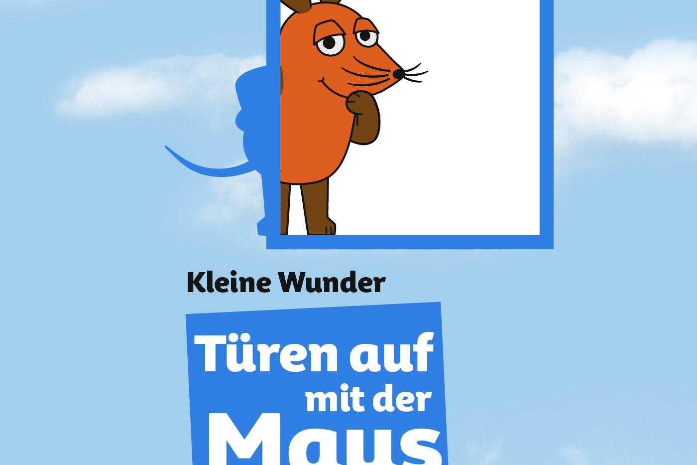 Die orangefarbene Maus lehnt sich nachdenklich an einen blauen Rahmen vor blauem Himmel mit Wolken, darunter steht der Text 'Kleine Wunder Türen auf mit der Maus 2026'