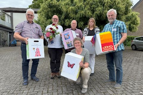 Neu gewählte Vorstandsmitglieder und weitere Delegierte des DIözesanausschusses präsentieren Workshop-Ergebnisse des Diözesantages vom 14.06.2025.